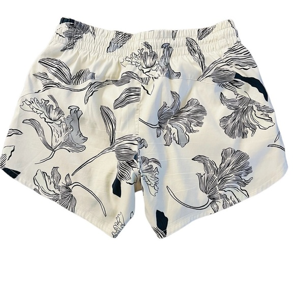ATHLETA WOMEN’S WHITE & BLACK TROPICAL PATTERN ATHLETIC SHORTS SIZE SMALL - Picture 2 of 15